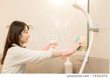 女人清洗浴 74342879