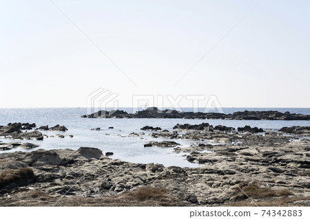 神奈川縣三浦市比沙門的海洋和岩石風景 神奈川縣三浦市比沙門的海洋和岩石風景 74342883
