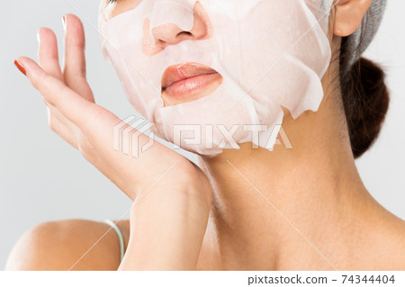 A woman doing a face pack 74344404