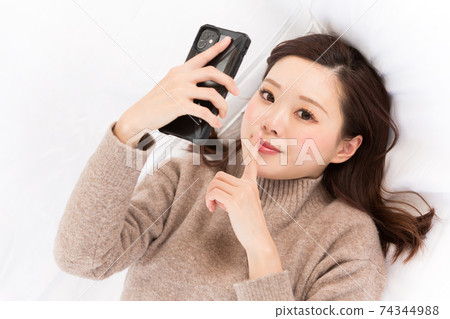 Smartphone / secret pose Smartphone / secret pose 74344988