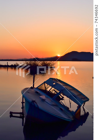 [滋賀]被遺棄的船和賽諾科湖上的日落 74346692