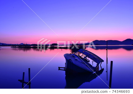 [滋賀] 藍色小時的廢棄船和神秘的西湖 74346693