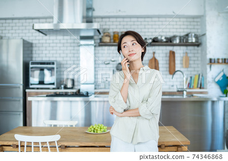 Middle aged woman 74346868