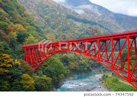 黑部峽谷鐵路和Shin Yamaibiki橋 黑部峽谷鐵路和Shin Yamaibiki橋 74347592