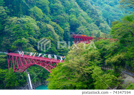 黑部峽谷鐵路和Shin Yamaibiki橋 黑部峽谷鐵路和Shin Yamaibiki橋 74347594