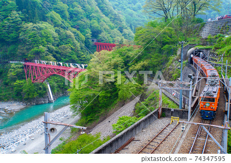 黑部峽谷鐵路和Shin Yamaibiki橋 黑部峽谷鐵路和Shin Yamaibiki橋 74347595