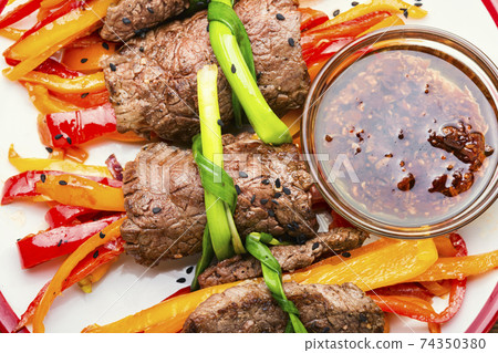 Beef rolls with bell pepper 74350380