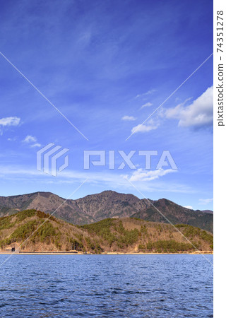 Kurodake, the ridgeline of Lake Kawaguchi and the Misaka Mountains 74351278