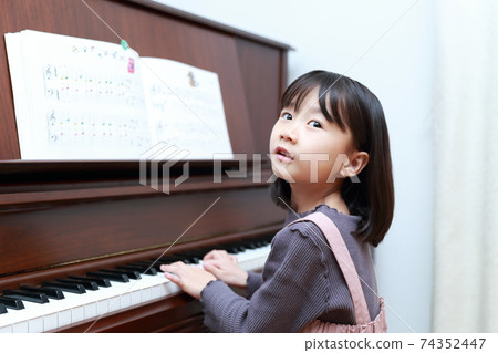 5歲女孩彈立式鋼琴 74352447