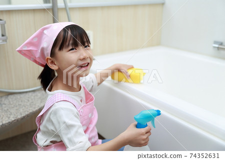 5歲女孩幫助清潔浴缸 74352631