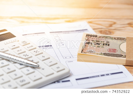 一堆賬單和家庭賬簿 74352922