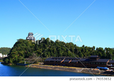 犬山市，木曾川和犬山城的風景 74353652