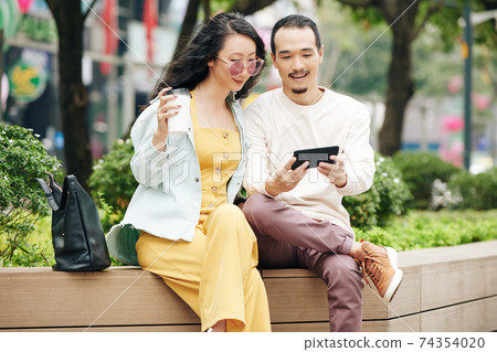 Showing photo to girlfriend Showing photo to girlfriend 74354020