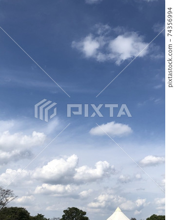 平日在一個悠閒的公園中發現天空 平日在一個悠閒的公園中發現天空 74356994