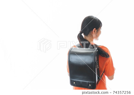 年輕女子背著書包 74357256