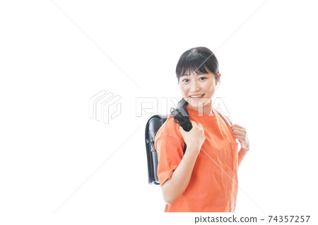 年輕女子背著書包 年輕女子背著書包 74357257