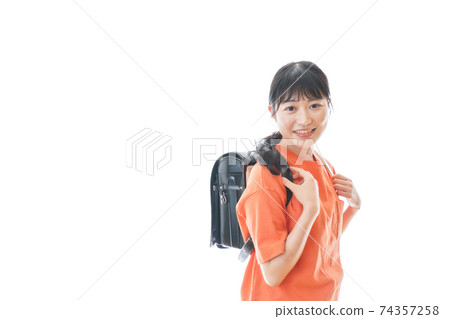 年輕女子背著書包 年輕女子背著書包 74357258