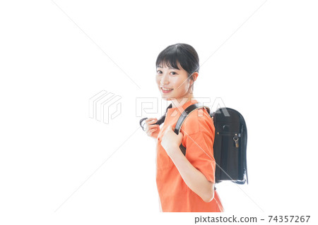 年輕女子背著書包 74357267