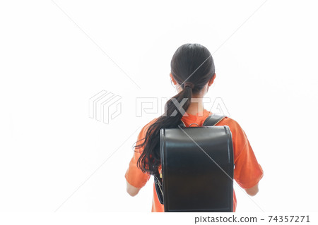 年輕女子背著書包 年輕女子背著書包 74357271
