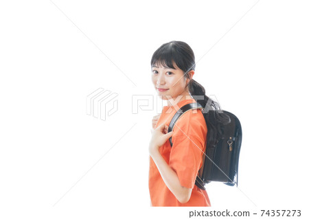 年輕女子背著書包 74357273