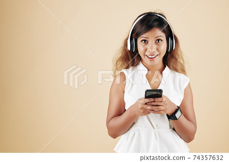 Cheerful texting music 74357632