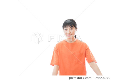 一個年輕女子伸展 一個年輕女子伸展 74358079
