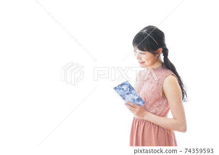 聚會邀請的年輕女子 聚會邀請的年輕女子 74359593