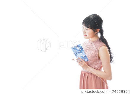 聚會邀請的年輕女子 74359594