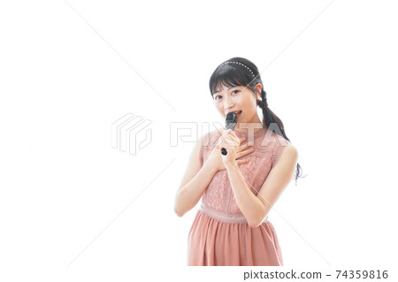 舉辦聚會的年輕女子 舉辦聚會的年輕女子 74359816