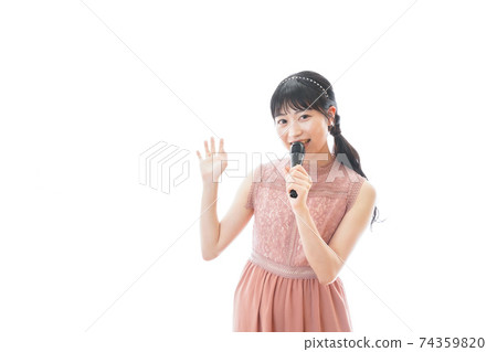 舉辦聚會的年輕女子 舉辦聚會的年輕女子 74359820