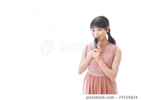 舉辦聚會的年輕女子 舉辦聚會的年輕女子 74359824