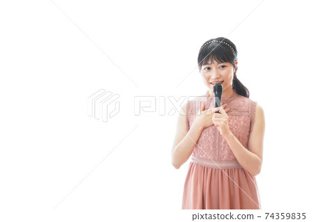 舉辦聚會的年輕女子 74359835