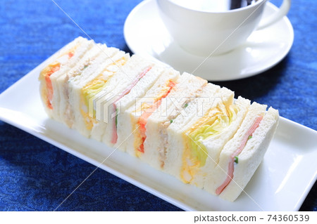 美味的三明治和咖啡 美味的三明治和咖啡 74360539