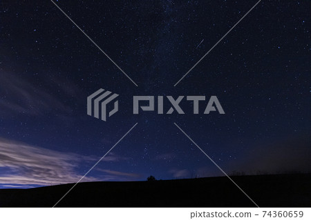 北海道的夜空，天空中的星星 74360659