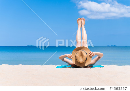 Summer vacation on white beach 74363237