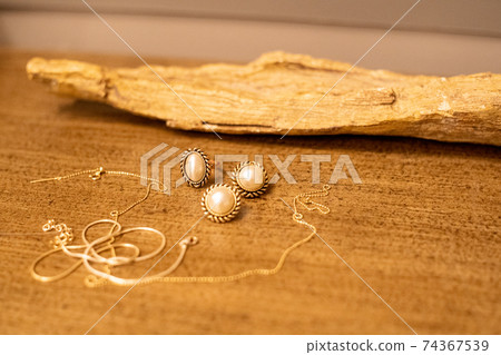 桌子上排列的配件 74367539