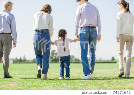 Three generations family image Three generations family image 74371642