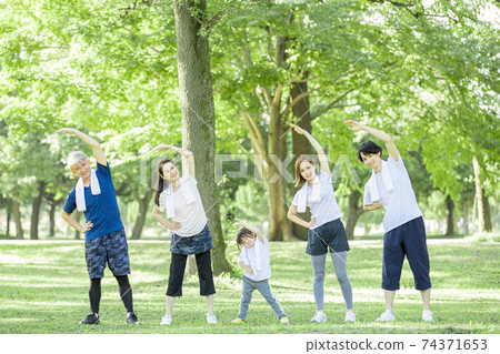 Three-generation family exercise image Three-generation family exercise image 74371653