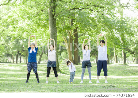 Three-generation family exercise image Three-generation family exercise image 74371654