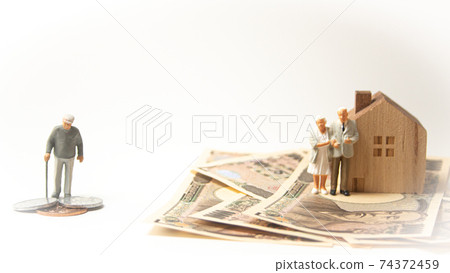 Contrast between miserable old age and rich old age 74372459