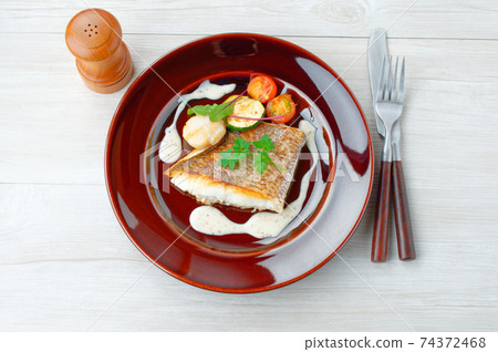 配以紅鯛魚，扇貝poele和白汁。配西葫蘆和櫻桃番茄炒香。 74372468