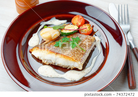 配以紅鯛魚，扇貝poele和白汁。配西葫蘆和櫻桃番茄炒香。 74372472