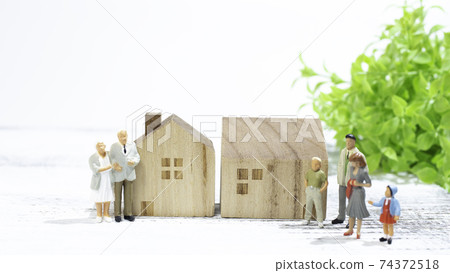 Three generations of parents and children living in a two-family house (elderly couple + active generation couple + children) Three generations of parents and children living in a two-family house (elderly couple + active generation couple + children) 74372518