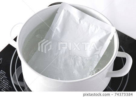 Warm the retort pack in a white pan using an IH cooking heater Warm the retort pack in a white pan using an IH cooking heater 74373384