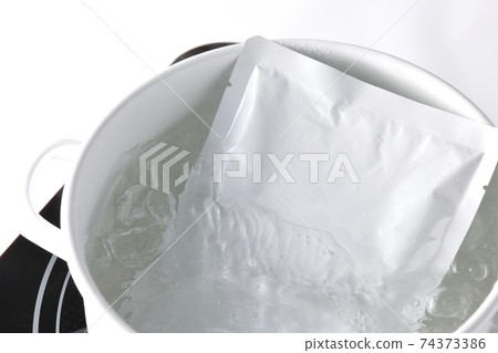 使用IH烹飪加熱器在白色鍋中加熱脫水缸包裝 使用IH烹飪加熱器在白色鍋中加熱脫水缸包裝 74373386