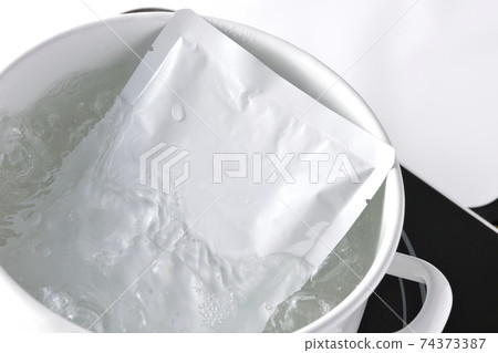 Warm the retort pack in a white pan using an IH cooking heater Warm the retort pack in a white pan using an IH cooking heater 74373387