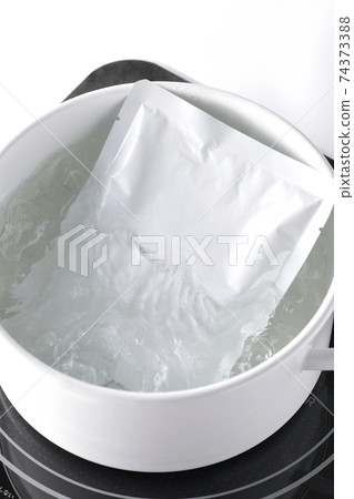 使用IH烹飪加熱器在白色鍋中加熱脫水缸包裝 使用IH烹飪加熱器在白色鍋中加熱脫水缸包裝 74373388