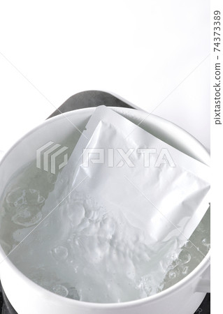 Warm the retort pack in a white pan using an IH cooking heater Warm the retort pack in a white pan using an IH cooking heater 74373389