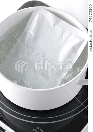 Warm the retort pack in a white pan using an IH cooking heater Warm the retort pack in a white pan using an IH cooking heater 74373390