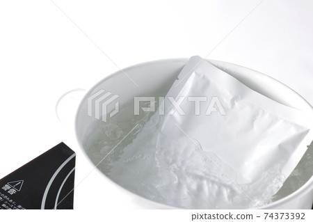 Warm the retort pack in a white pan using an IH cooking heater Warm the retort pack in a white pan using an IH cooking heater 74373392